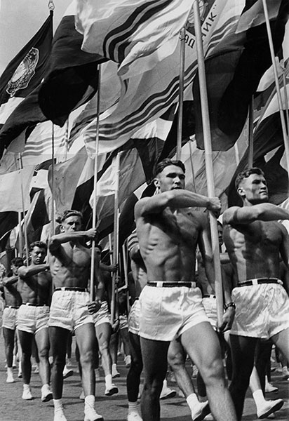Лев Бородулин. Парад в Москве. 1956. Courtesy Центр фотографии имени братьев Люмьер, Москва / 2012biennial.fotofest.org